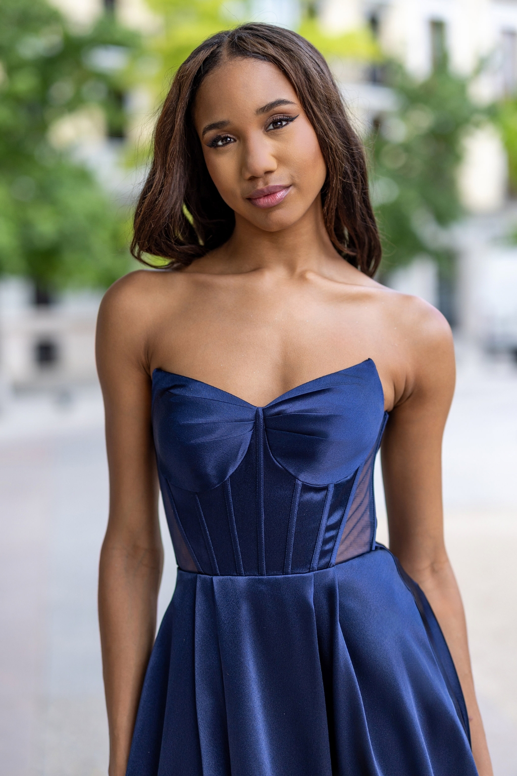 spolecenske-plesove-saty-na-cerveny-koberec-galavaecer-tmave-modre-satenove-dlouhe-splyvava-sukne-rozparek-korzet-bez-raminek-2